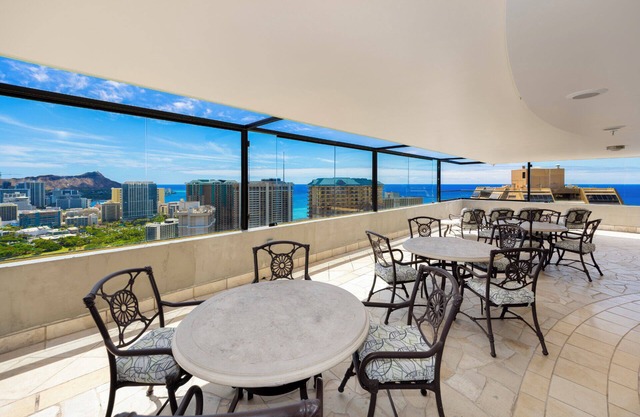 Beautiful condo vacation rental at Windsor Waikiki 30 nights minimum