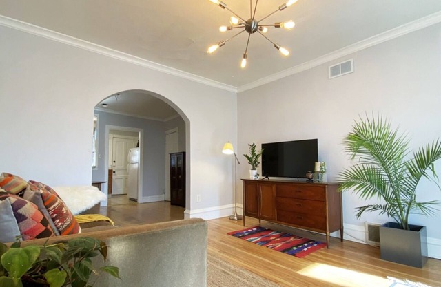 Welcoming 2-bedroom apartment with AC in vibrant Chicago Andersonville
