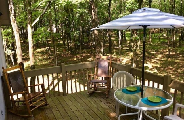 Welcoming cozy Chalet with stone gas fireplace, fire pit on front deck