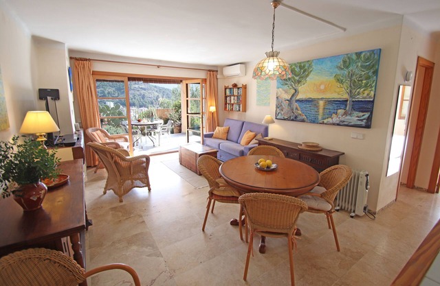 Acogedor apartamento con jardín con vistas al mar y a la montaña a 5 minutos a pie de la playa.