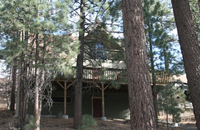 Acogiendo Mountain Home en la zona tranquila de Fawnskin