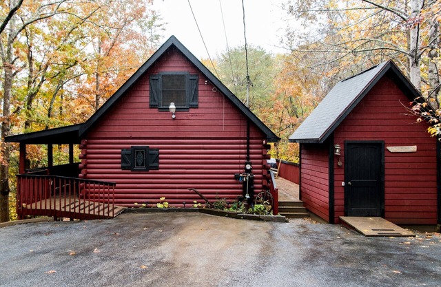 Welcoming Rustic-Style Retreat with Screened in Hot Tub & Indoor Jacuzzi