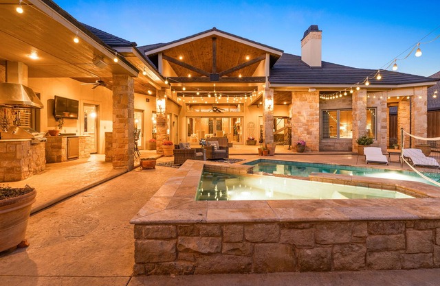 Well Appointed and Spacious, Best of Lubbock/Pool+Hot Tub/Gym!