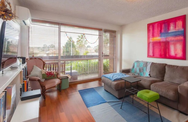 Well-Appointed Sunny 2 Bedroom Apartment in Northcote With Parking