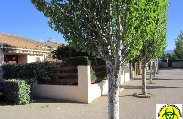 Villa bien expuesta con 2 terrazas, cerca del mar y tiendas.