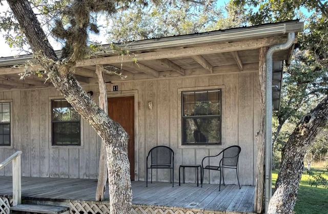 West 1077 Guest Ranch - Red Bud Room 11
