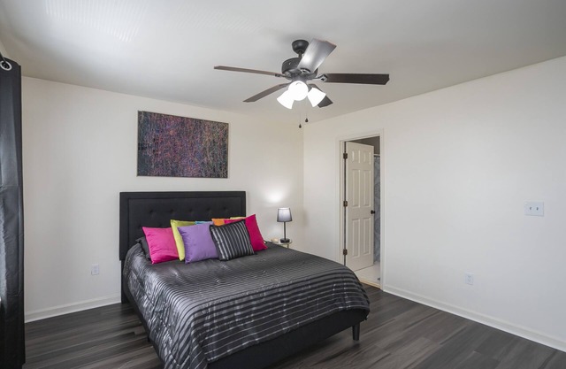 West End Gem! 2 bd Townhome w/ parking! 8 min ->DT!