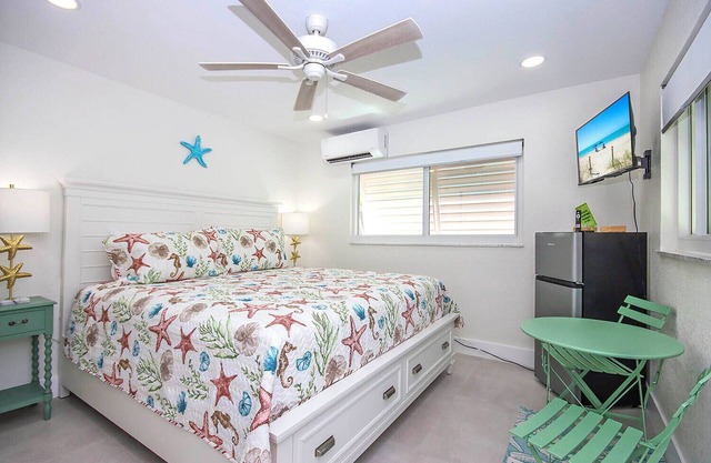 West End Paradise 1M Starfish 1 - Quaint Hotel Style Room near the Beach