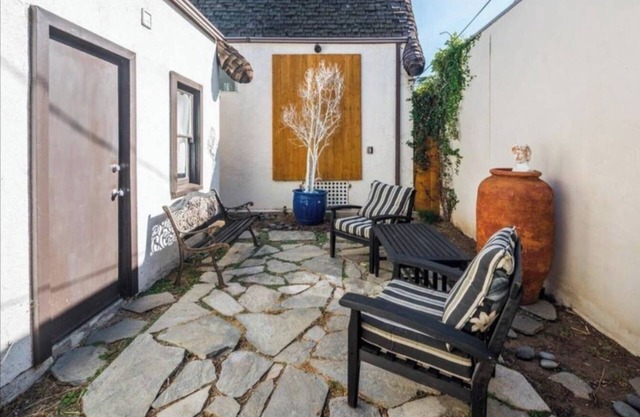 West Hollywood Little House con patio trasero y garaje.
