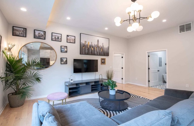 West Midtown 2/2 - Top Floor, private parking