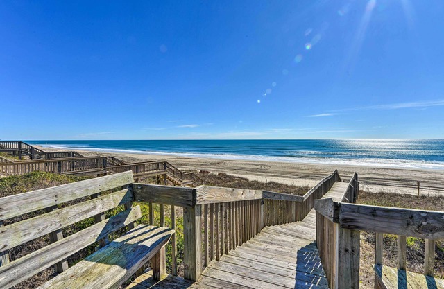¡NUEVO! 'West of the Moon' Ocean Apt w / Beach Access!