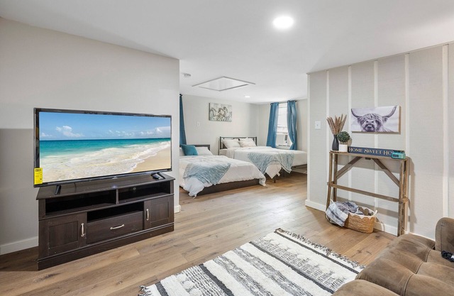 Western Studio w/private patio 5 min from Hobby Airport!!