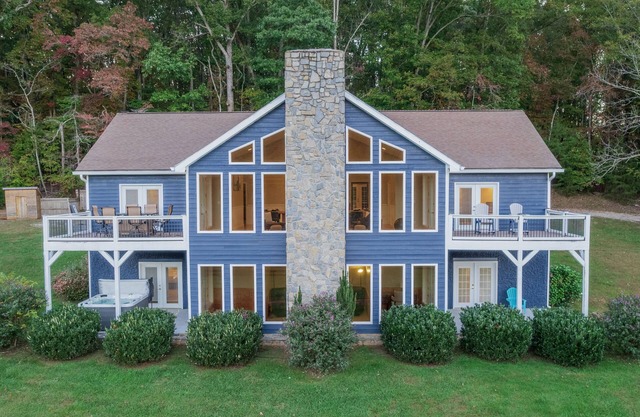 Whiskey Way Inn - Amazing Amenities w/ Hot Tub/Game Room/Privacy/Views -yet close to it all!
