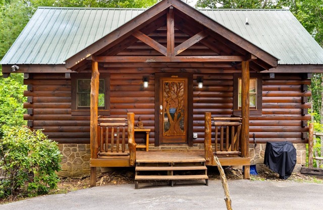‼️Whispering Pines Retreat‼️| Hot Tub & Game Haven