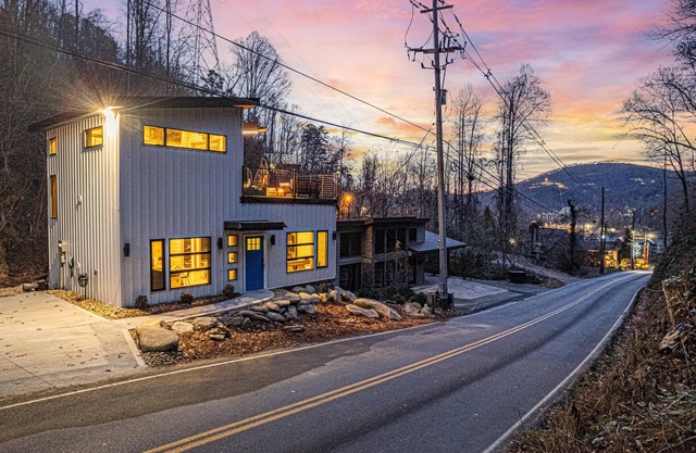 Whispering Waters Chalet - A Modern Haven by the Creek
