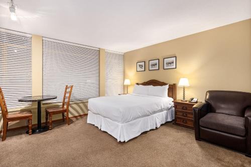 Whistler Cascade Lodge suite WIFI cable TV 2 hot tubs pool gym sauna bike & ski storage room