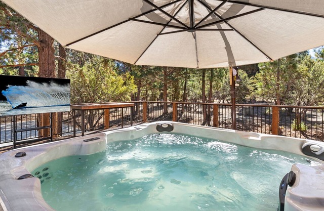 White Pine Lodge By Destination Big Bear: Single Story Ranch Style Open Floor Plan! Theater!Game Room! Spa! Beautiful Meadowbrook Estates Location!