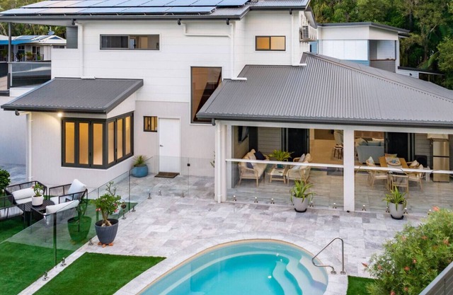 Whitehaven - 4 BR w/ Pool - 2 Mins to Beach