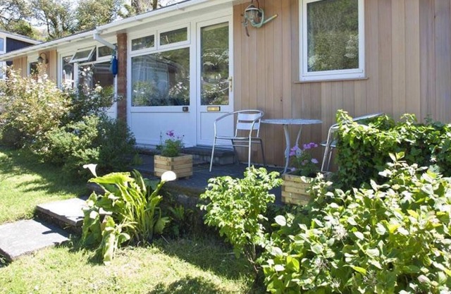 Esta encantadora propiedad de una cama es uno de los chalets de madera en el popular Summercliffe Park. Sus