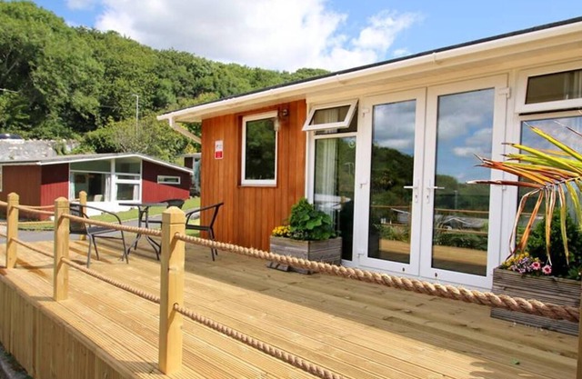 Esta encantadora propiedad de una cama es uno de los chalets de madera en el popular Summercliffe Park. Sus