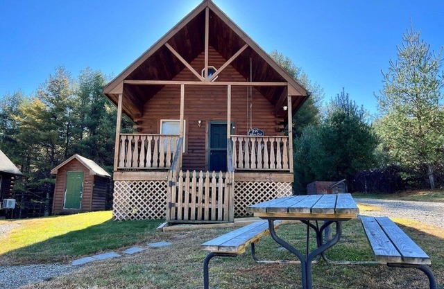 Acogedora cabaña cerca de Blue Ridge Parkway, admite mascotas, estanque, gas FRPL