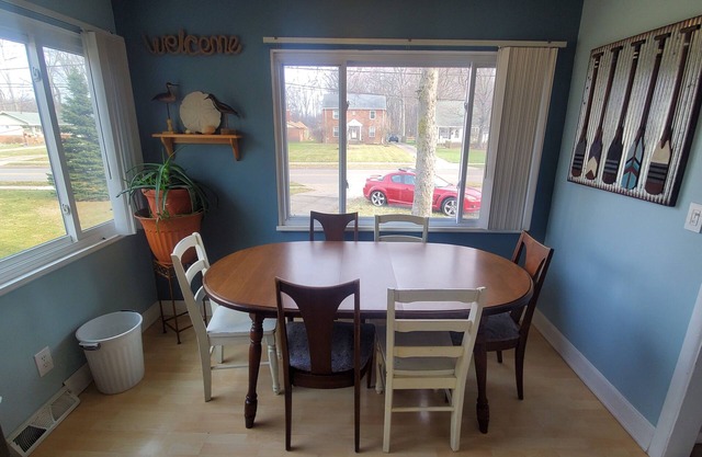 Toda la casa de 3 dormitorios cerca del lago, el aeropuerto y Cle