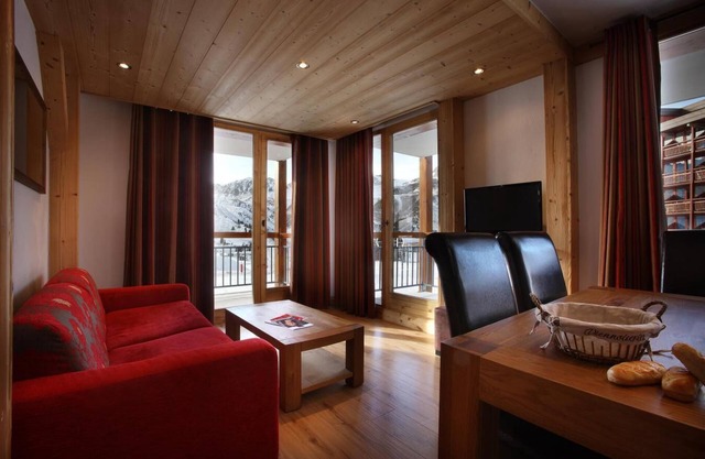 Wifi, 50m del centro estación, fitness, piscina, sauna, hammam, balcón, parking, tv