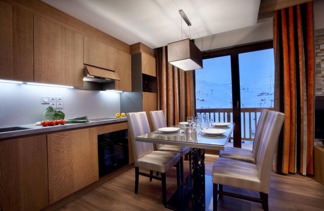 Wifi, 50m del centro estación, fitness, piscina, sauna, hammam, balcón, tv, local para esquís, 45m²