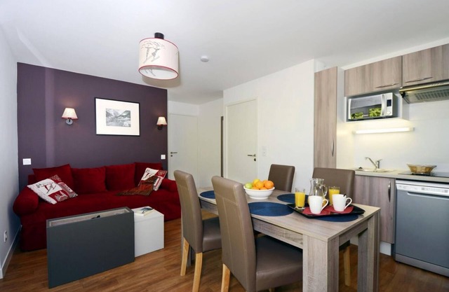 Wifi, 300m del centro estación, fitness, piscina, terraza, balcón, tv, local para esquís, 35m²