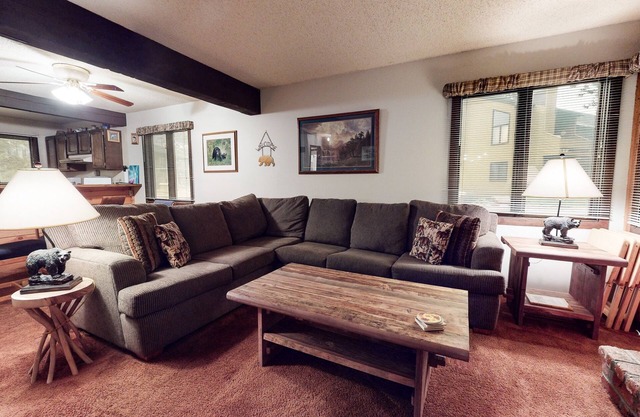 Wildflower 37 Cozy, Quaint, Walk to Shop and Restaurants by RedAwning