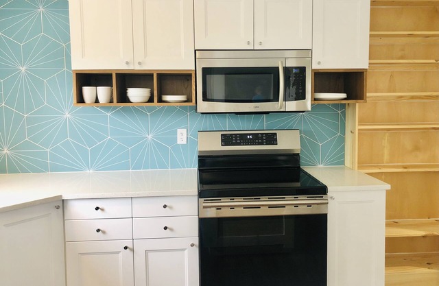 Wind + Tide 70" TV, Two King Suites, 2 Bikes, Beachfront Complex!