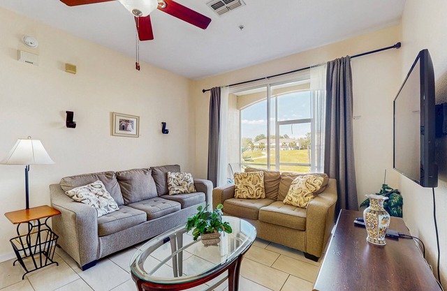 Windsor Palms townhome with WiFi, AC, screened patio, pool, hot tub, & tennis