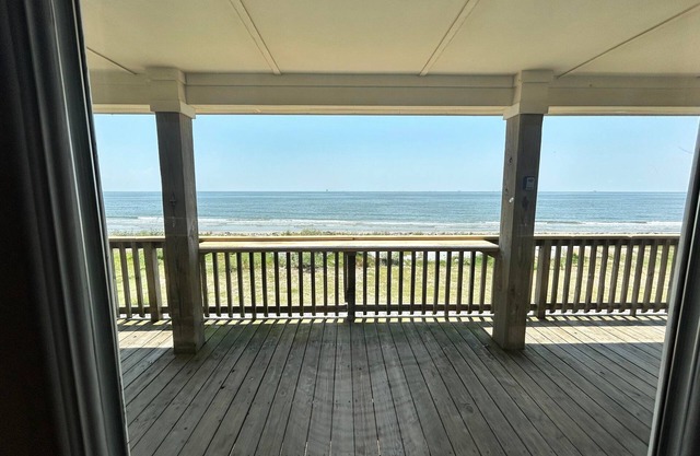 Frente a la playa en Grand Isle, Wine Down es un nuevo 4 br
