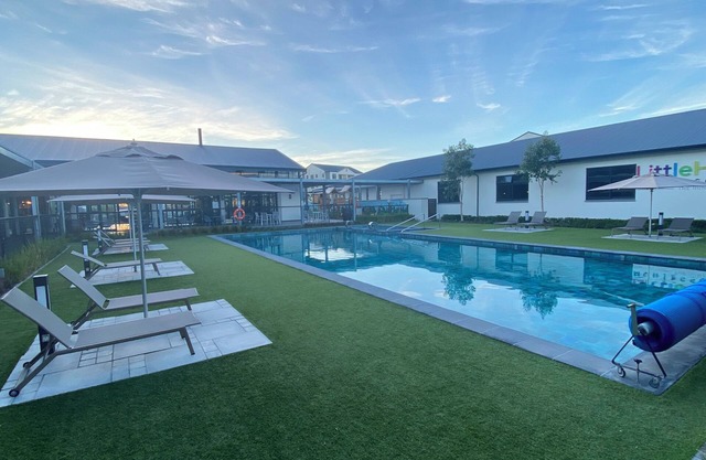 Winelands Flat in Secure Estate w/ pool & gym. Pet friendly and weekly cleaning!