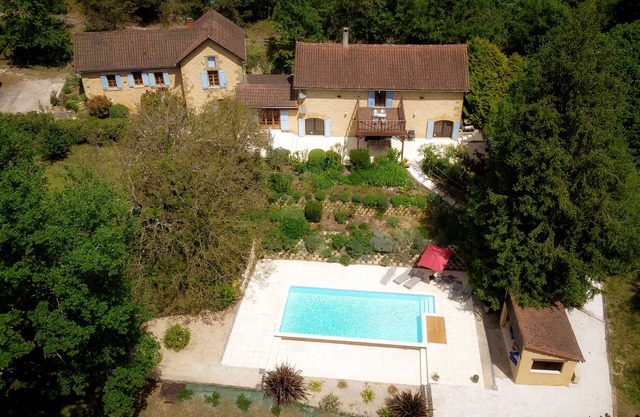 Maravilloso 4 dormitorios, 4 baños Perigordine House, piscina climatizada, 5 acres, Sarlat 6 km