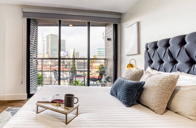 Wonderful Apt w/PVT Balcony: Gym+Lounge-B/Center