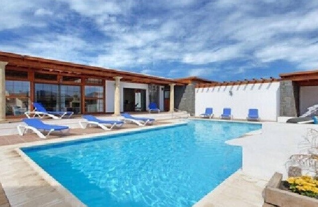 Chalet con WIFI :gran piscina climatizada con hidromasaje y bonitos jardines