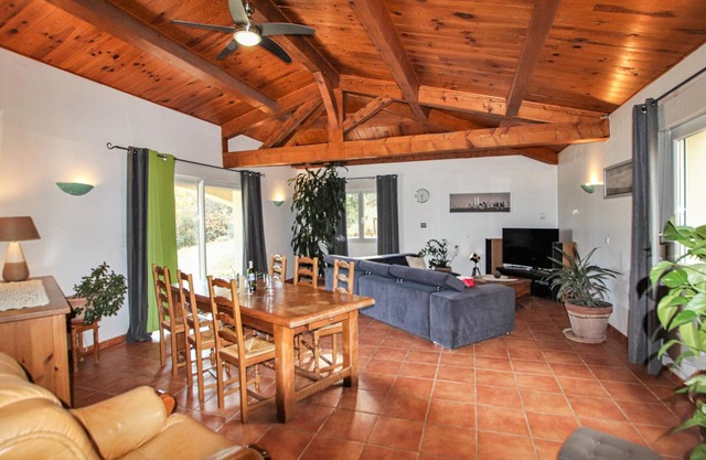 Alojamiento de 3 habitaciones en St Julien De Peyrolas
