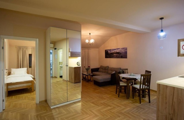 Maravilloso apartamento de dos dormitorios recientemente renovado en el centro de Zemun