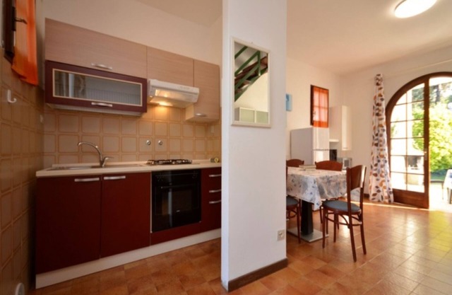 Maravillosa villa con terraza y jardín privado vallado.