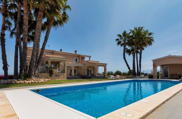 Estupenda casa de vacaciones privada con A/C, piscina privada, WIFI, TV, patio, aparcamiento
