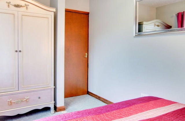 Maravillosa casa de vacaciones privada con WIFI, TV, patio, mascotas permitida y aparcamiento