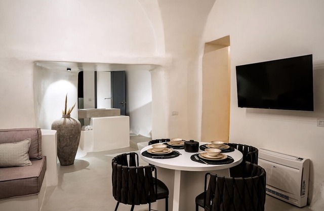 Wonderful Santorini Villa | 1 Bedroom | Villa Gonia | Astonishing Views & Outdoor Jacuzzi | Exo Gonia