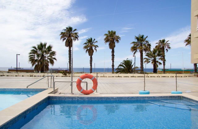 Apartamento frente a la playa con piscina y estacionamiento