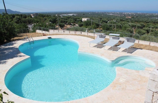 Impresionante Trullo con piscina muy grande y sorprendentes vistas al mar - WiFi gratis