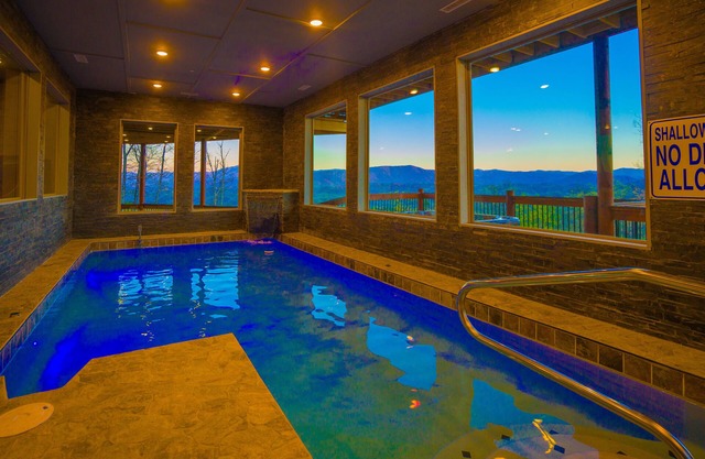 Wonderland Lodge: Mtn Views, Pool, S/Secluded, Games Theater, wifi, hot tub...