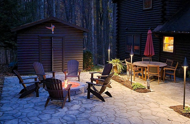 Cabina Woodland con bañera de hidromasaje privada, hoguera, mesa de futbolín y acceso cercano al lago.