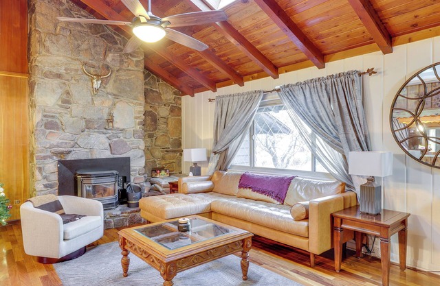 Woodsy Cabin on Strawberry Creek - Steps to Town!