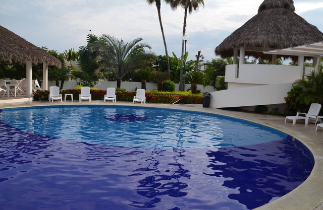 HERMOSO RENOVADO 3 BDR EN CASA A 5 MINUTOS DE LA PLAYA EN UNA COMUNIDAD CERRADA
