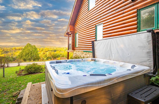 WOW! Breathtaking View. Galena, 8-person Hot Tub, Stunning Decor, Amenities.